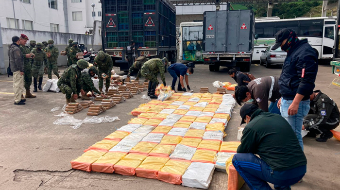 Dos camiones que transportaban 1,7 toneladas de droga fueron detenidos por personal militar. Foto: Fuerzas Armadas