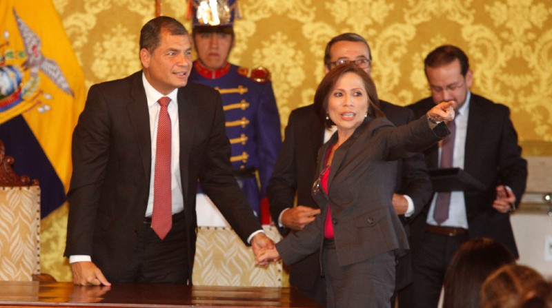 María de los Ángeles Duarte exministra de Vivienda en el año 2015 junto al expresidente Rafael Correa. Foto: Archivo / El Comercio