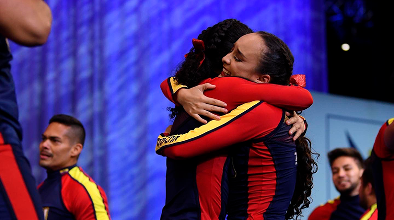 La selección ecuatoriana de Cheerleading se abrazó y lloró tras el triunfo. Foto: Twitter @udaucaecuador