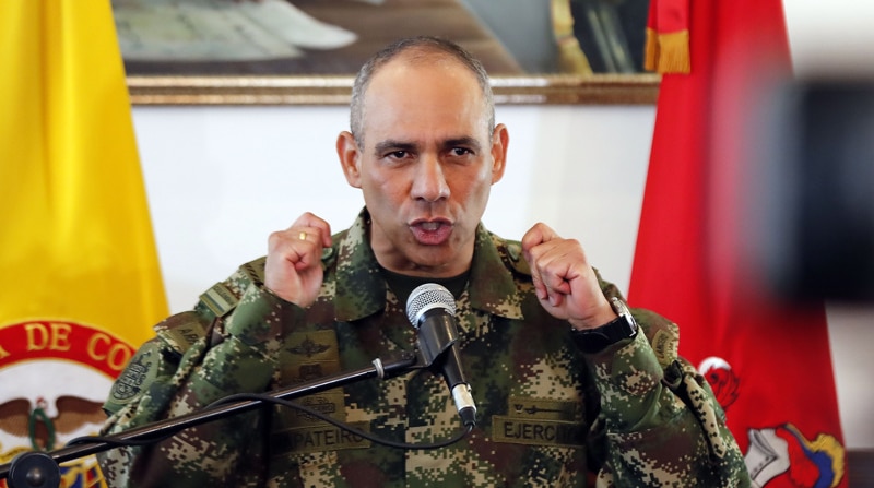 El comandante del Ejército de Colombia, General Eduardo Zapateiro arremetió en contra del candidato de izquierdas el senador Gustavo Petro. Foto: EFE