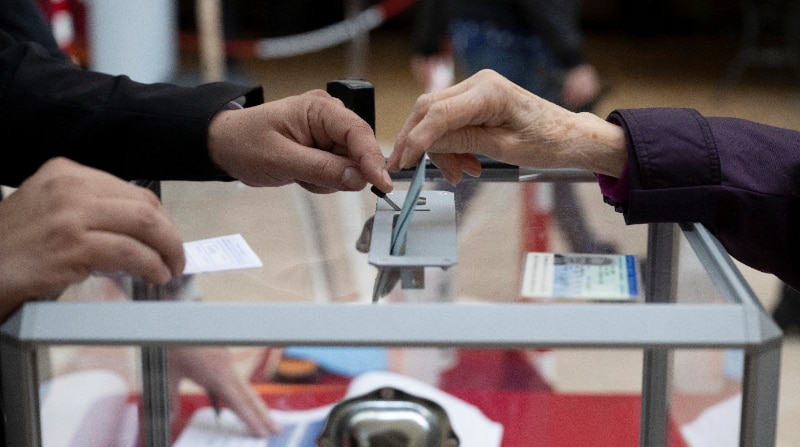 Una votante deposita su voto en la segunda vuelta de las elecciones presidenciales en Francia, en un colegio electoral de Burdeos, Francia, este 24 de abril de 2022. Foto: EFE