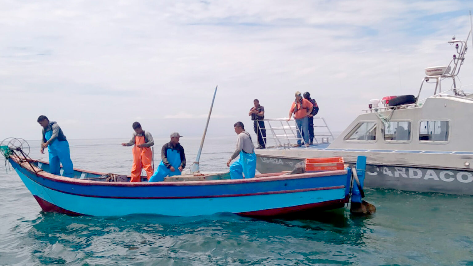 Durante un operativo de patrullaje realizado el 19 de abril se detuvo tres embarcaciones de origen peruano con 11 tripulantes a bordo, quienes realizaban faena de pesca dentro del polígono de la Reserva Marina Isla Santa Clara. Foto: Ministerio de Ambiente