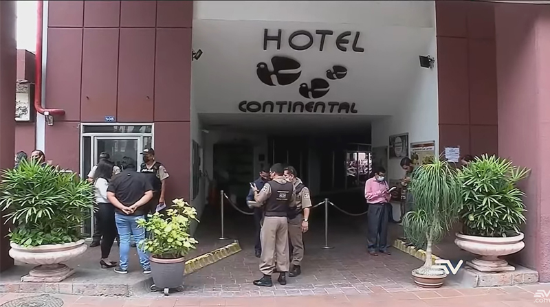 Los funcionarios del IESS fueron acompañados por la Policía Nacional. El Hotel Continental cerró sus puertas en 2020. Foto: Captura de video Ecuavisa