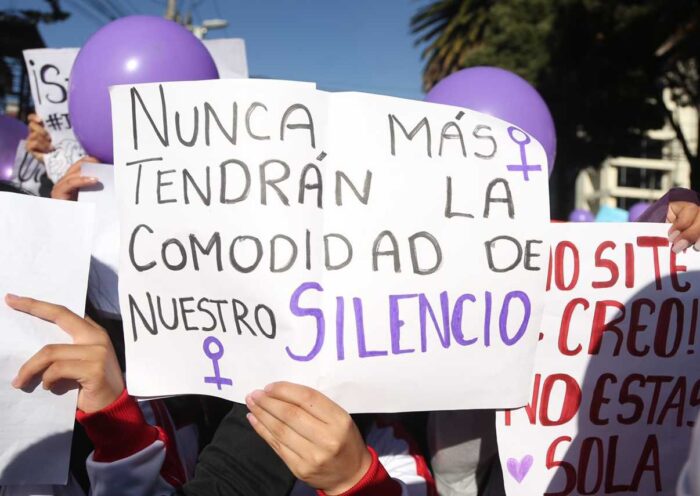 Estudiantes de un colegio de Quito piden justicia por la agresión sexual a su compañera. Foto: EL COMERCIO