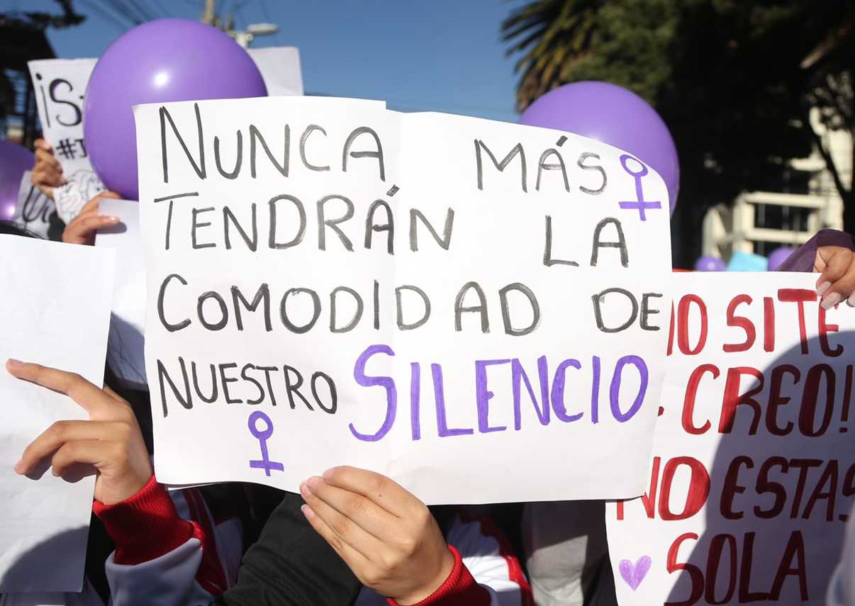 Estudiantes de un colegio de Quito piden justicia por la agresión sexual a su compañera. Foto: EL COMERCIO