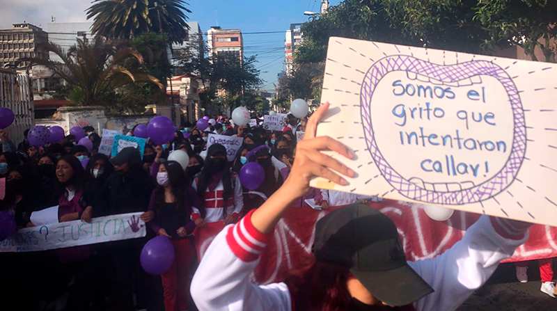 Marcha de los estudiantes en respaldo a su compañera víctima de violación. Foto: EL COMERCIO
