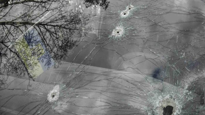 Impactos de bala en un automóvil en Bucha. Foto: EFE