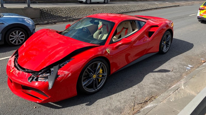 Un hombre al salir del concesionario con su nuevo Ferrari se choca contra los guardarraíles. Foto: Redes Sociales