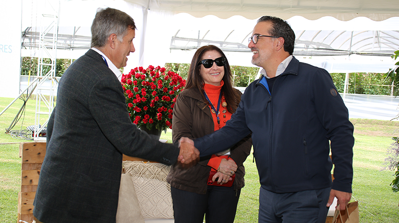 El ministro del Ambiente, Gustavo Manrique (d), asistió a la firma del convenio con Expoflores para buscar una producción florícola más ecoamigable. Foto: Ministerio del Ambiente