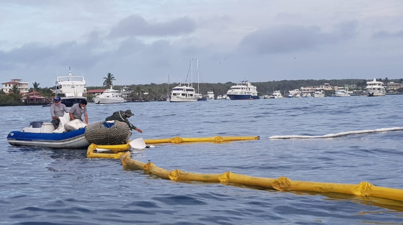 Los guardaparques en Galápagos colocaron barreras de contención y dispersante para limitar posibles impactos negativos al entorno, por el hundimiento de embarcación de buceo. Foto: Twitter Parque Galápagos