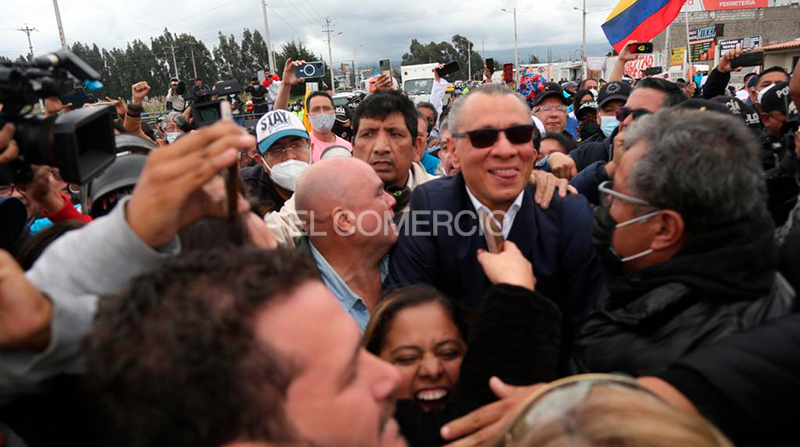 Jorge Glas fue recibido por un grupo de alrededor de 200 simpatizantes. Foto: Diego Pallero / EL COMERCIO