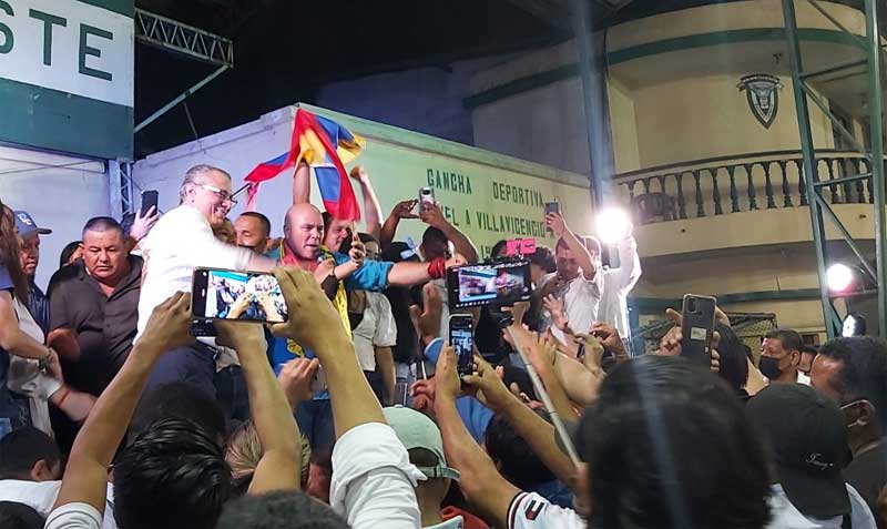 Una efusiva bienvenida le dieron sus coidearios a Jorge Glas, a su llegada al coliseo River Oeste, en Guayaquil. Foto: Juan Carlos Holguín / EL COMERCIO