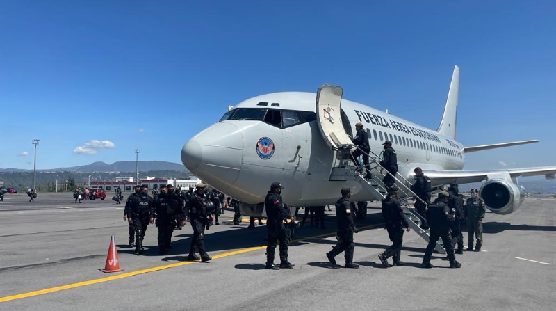 A las 09:00 de este 3 de abril de 2022, la Fuerza Aérea desplegó aviones para movilizar a policías. Foto: Cortesía Presidencia de la República