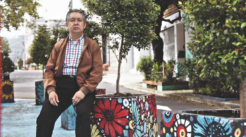 Gustavo Salazar Calle es autor de 22 libros de estudios literarios y antologías. Foto: Patricio Terán/EL COMERCIO