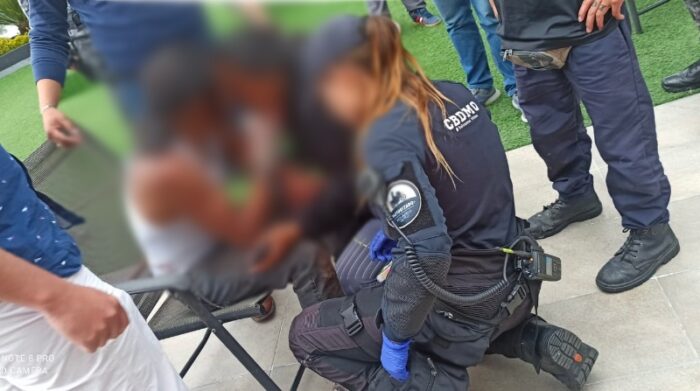 El hombre tiene 40 años y fue atendido en el lugar. Foto: Cortesía Cuerpo de Bomberos de Quito 