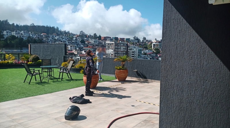 Un hombre intentó saltar de un edifico en el norte de Quito. Efectivos impidieron que el hecho terminara en tragedia. Foto: Cortesía Cuerpo de Bomberos de Quito