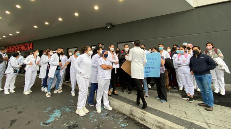 Los profesionales de la salud desvinculados hicieron un plantón, luego de conocer que fueron separados de sus puestos de trabajo. Foto: Patricio Terán/ EL COMERCIO