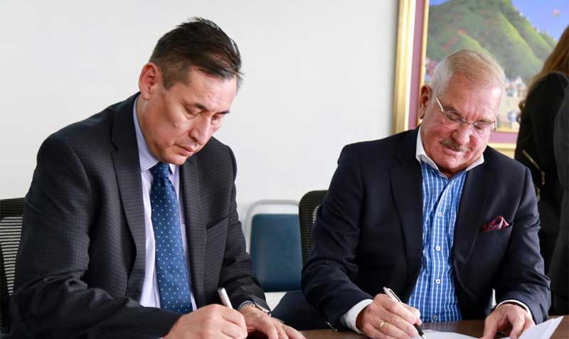 Francisco Cepeda, , y titular del Consejo Directivo del IESS, y José Jouvin, presidente de Solca matriz, firmaron el acuerdo. Foto: Twitter IESS