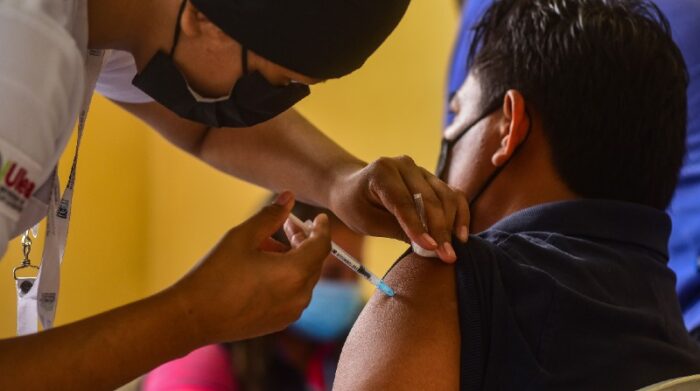 Un punto de vacunación en el colegio Vicente Rocafuerte, en Guayaquil, ofrece el refuerzo para covid-19 y la dosis requerida contra la influenza.  Foto: Enrique Pesantes/ El Comercio