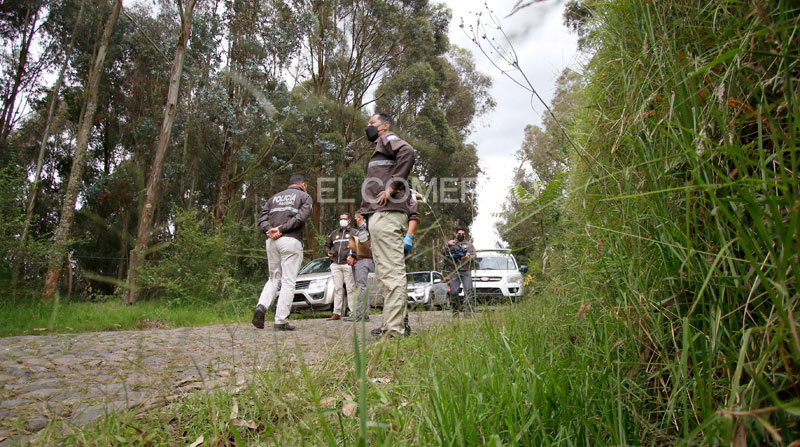Agentes de Policía cercaron la zona en Amaguaña, en donde fue hallado el cadáver de Don Naza, según confirmaron las autoridades policiales. Foto: EL COMERCIO