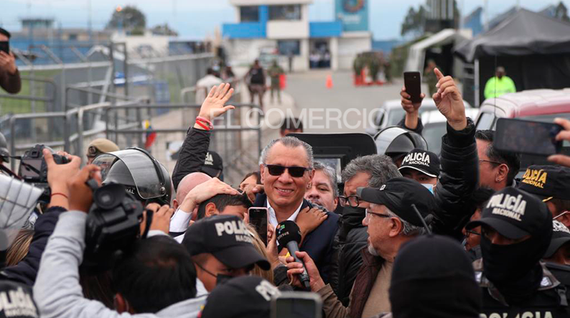 Jorge Glas salió vestido de terno de la cárcel de Latacunga. Foto: Diego Pallero / EL COMERCIO