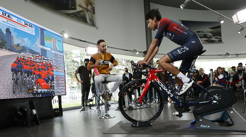 El ciclista colombiano Egan Bernal participó en un recorrido virtual en Bogotá (Colombia). Foto: EFE