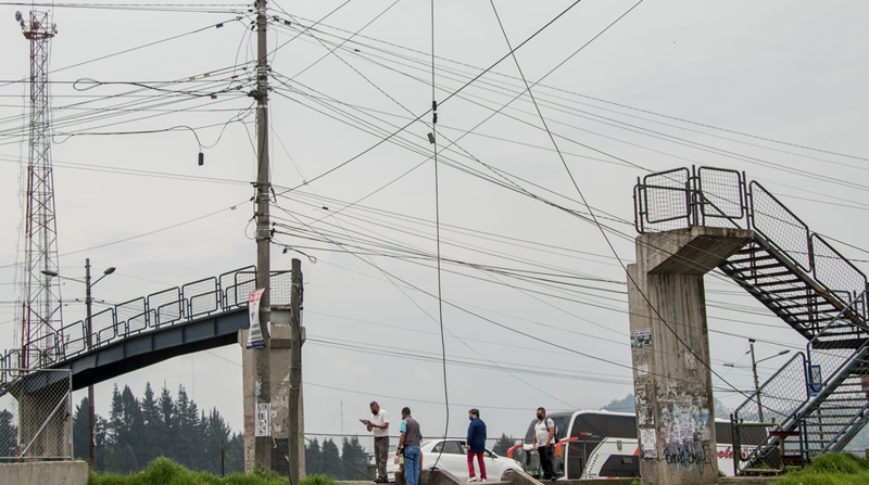 El puente peatonal en la Loma de Puengasí no puede ser utilizado por el choque de un camión con la estructura. Foto: Carlos Noriega / EL COMERCIO