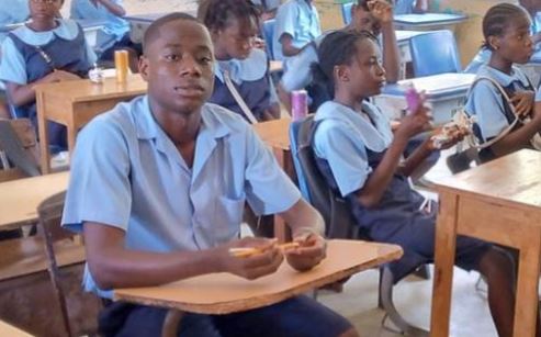 Emmanuel Tuloe tiene 19 años y estudia en uno de los colegios más prestigiosos de Liberia. Foto: BBC