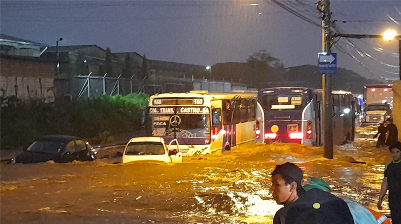 La fuerte lluvia causó inundaciones en el sector de Flor de Bastión, noroeste de Guayaquil. Foto: Tomada del Twitter @Cupsfire_gye