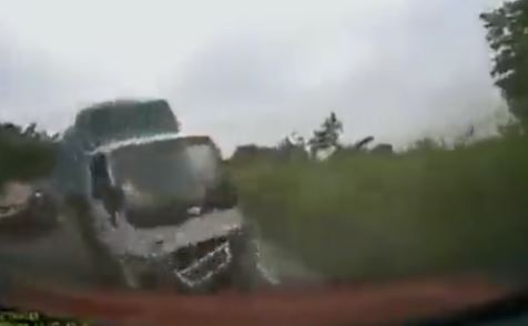 Momento del choque frontal entre un camión y un vehículo particular. Foto: Captura