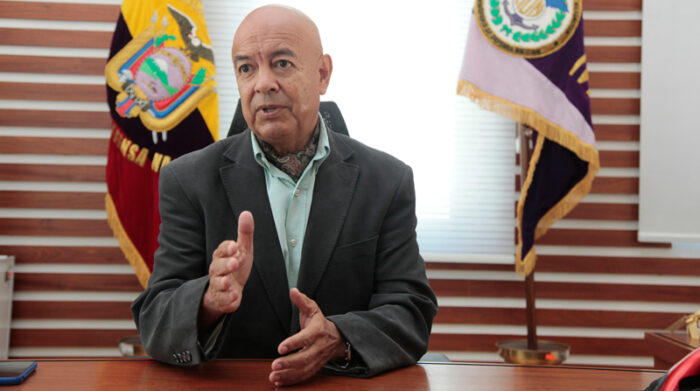 El ministro de Defensa, Luis Hernández, denunció en Fiscalía el presunto delito de 'infiltración en zonas de seguridad'. Foto: Patricio Terán / EL COMERCIO