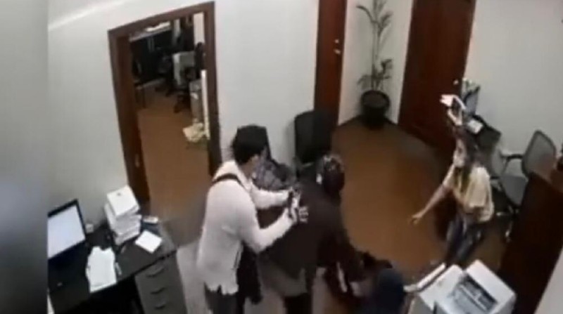 Un video en donde un hombre golpea a una mujer en una oficina se difundió este sábado 16 de abril. El hecho habría ocurrido en un estudio jurídico de Machala. Foto: captura de pantalla.