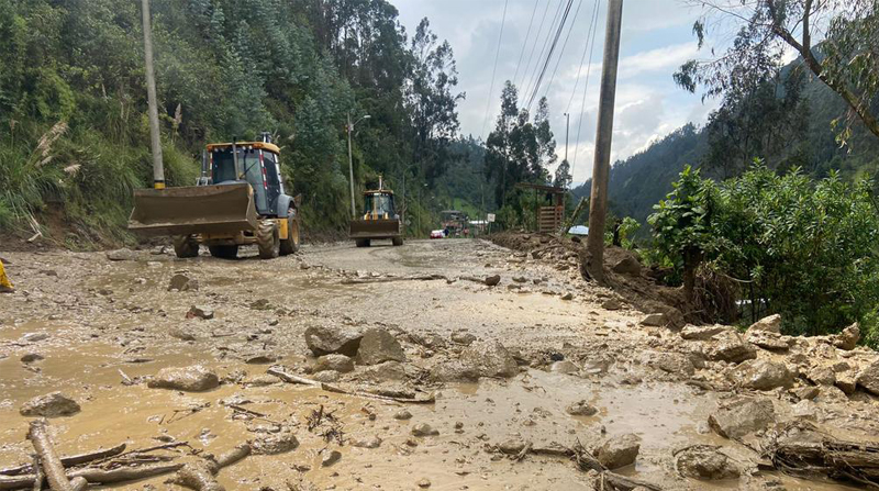 Limpieza de material a causa de la lluvia en la vía Cuenca - Molleturo. Foto: Twitter ObrasPublicasEc