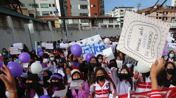 Estudiantes de distintos colegios de Quito realizaron marchas hacia el Ministerio de Educación para pedir justicia por la adolescente, víctima de violación en el transporte escolar. Foto: Diego Pallero/ EL COMERCIO