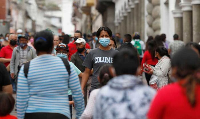 Desde este jueves 28 de abril, el uso de la mascarilla en el espacio público dejará de ser obligatorio en Ecuador. Foto: Carlos Noriega / EL COMERCIO