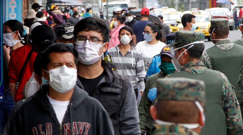 El 28 de abril en Ecuador dejó de ser obligatorio el uso de la mascarilla en todos los espacios. Foto: archivo / EL COMERCIO
