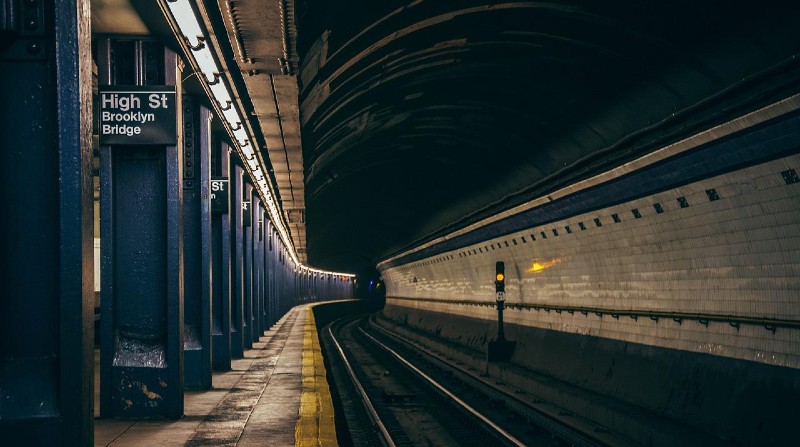 Imagen referencial. El conductor de un vagón de metro en marcha, dentro de un túnel en la ciudad de Nueva York atropelló a dos personas. Foto: Pixabay