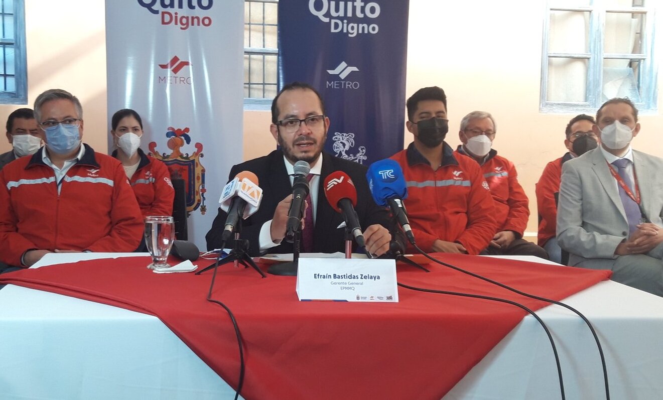 Efraín Bastias, actual gerente del Metro de Quito, en rueda de prensa este 8 de abril. Foto: Twitter @MetrodeQuito