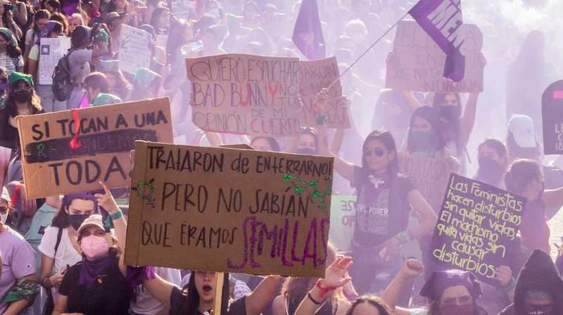 Varias feministas sostienen carteles durante las protestas en México por las desapariciones. Foto: Redes Sociales