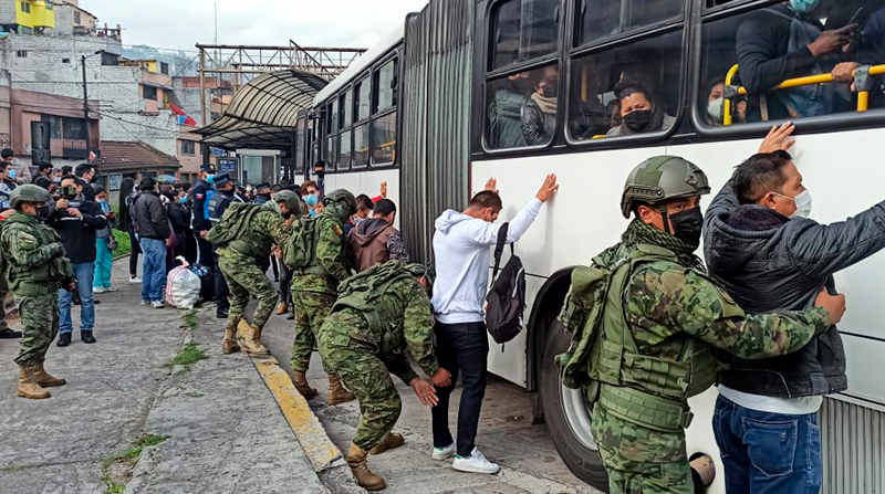 Este miércoles 13 de abril de 2022, efectivos de Seguridad de la Empresa de Transporte de Pasajeros de Quito (Epmtpq) e integrantes del Ejército Ecuatoriano realizaron un operativo de control de armas en la Ecovía. Foto: Armando Lara para EL COMERCIO
