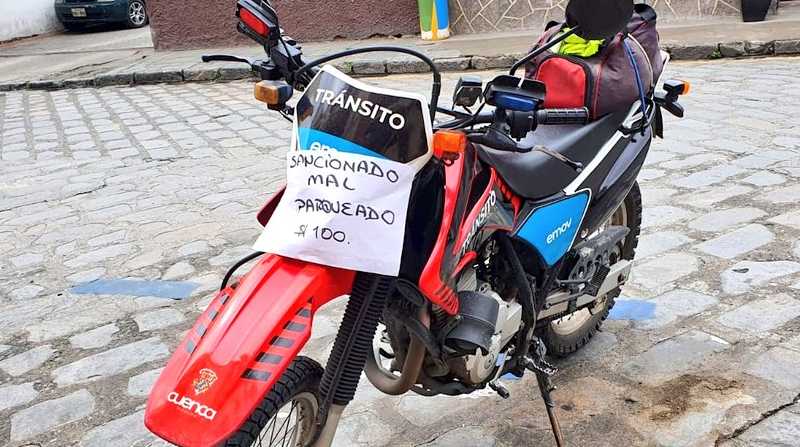 Vecinos de San Blas, en Cuenca., multaron una moto mal parqueada. Foto: Twitter @cronicacuenca