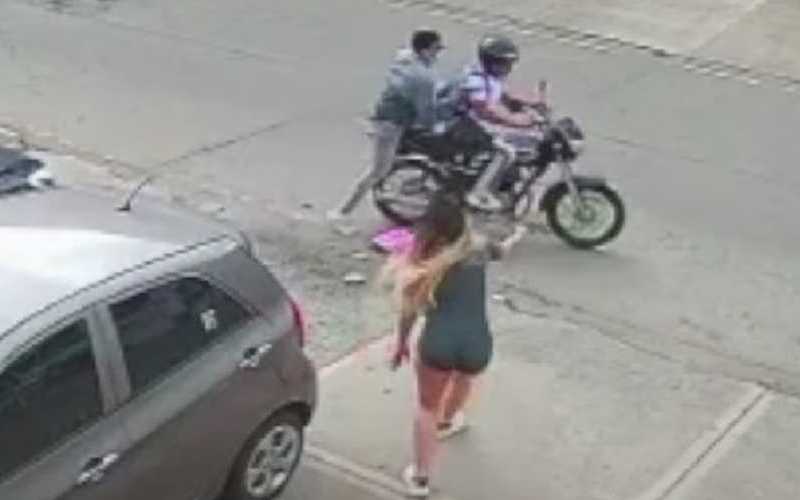 Ladrones en moto interceptaron a una mujer y la roba en Colombia. Foto: Captura de pantalla del video.