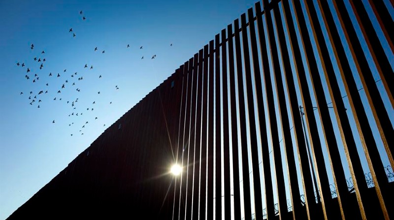 Vista de una sección del muro fronterizo entre Estados Unidos y México, en Calexico, California (EE.UU.), en una fotografía de archivo. Foto: EFE