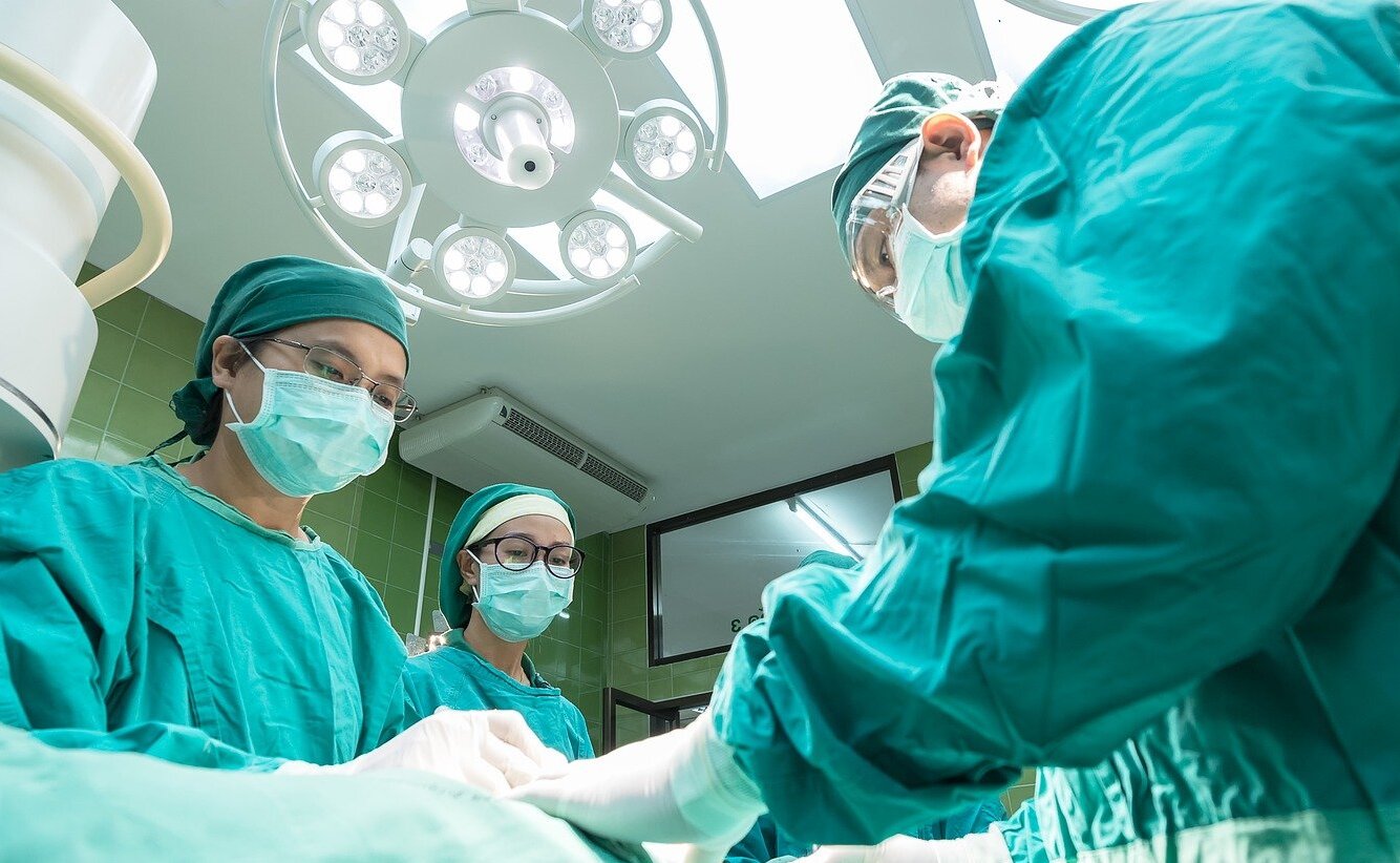 Imagen referencial. Los investigadores colocaron el implante directamente en la médula espinal de la paciente. Foto: Pixabay