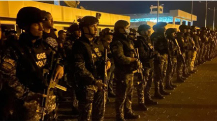 El operativo policial se ejecutó en tres provincias de Ecuador y dejó varios detenidos y decomiso de armas. Foto: Twitter Patricio Carrirllo.