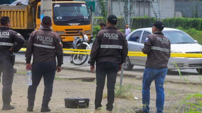 Agentes de la Policía buscan indicios frente a la Cárcel Regional de Guayaquil, donde estalló un coche bomba. Foto: EL COMERCIO