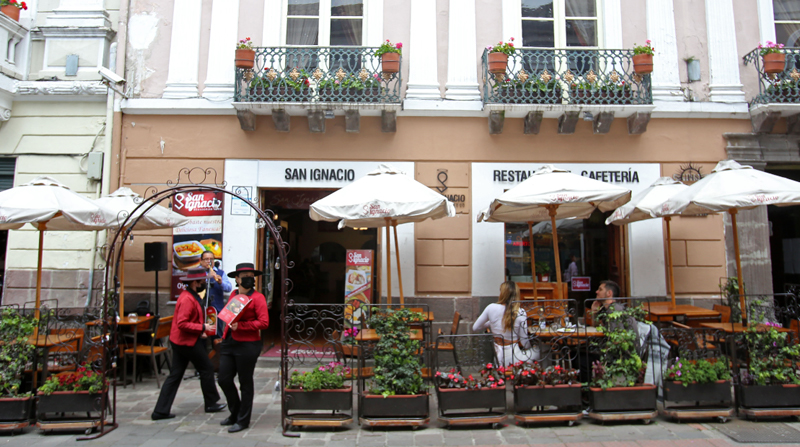 Restaurantes que bindan la opcion de almorzar en los exteriores, en la foto restaurante San Ignacio. Foto: Julio Estrella / EL COMERCIO