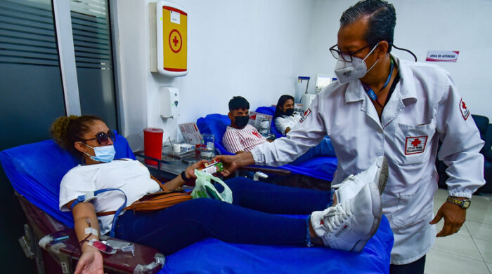 El doctor César Loor, quien atiende el área de donantes en el banco de sangre de la Cruz Roja de Guayaquil, hace un llamado a donar. Foto: Enrique Pesantes / EL COMERCIO