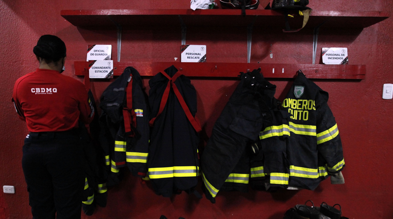 Los bomberos trabajan en 24 estaciones en todo el Distrito. La jornada se inicia a las 08:00 y dura 24 horas. Foto: Patricio Terán / EL COMERCIO