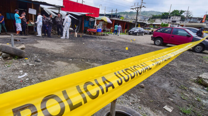 Miembros de la Policía Nacional acordonaron el lugar donde se hizo explotar a un vehículo la madrugada del lunes. Foto: EL COMERCIO